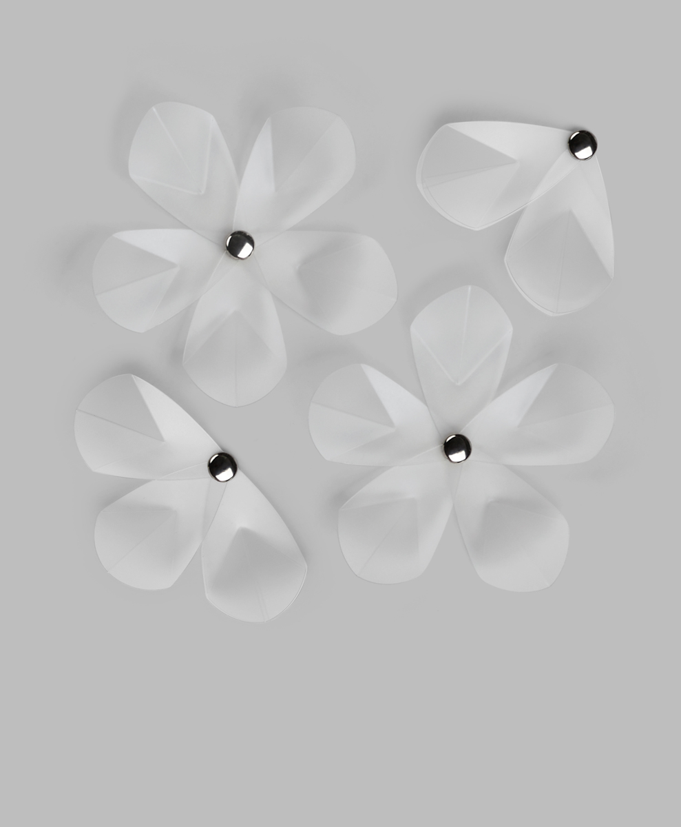 Декоративное украшение Umbra Aerial Flower, настенное, 12 шт472013-165 Декоративное украшение Umbra Aerial Flower, настенное, 12 шт472013-165Настенный декор из 12 нежных трогательных цветов из прозрачного акрила. Цветы с разным количеством лепестков крепятся на стену при помощи специальной липучки.