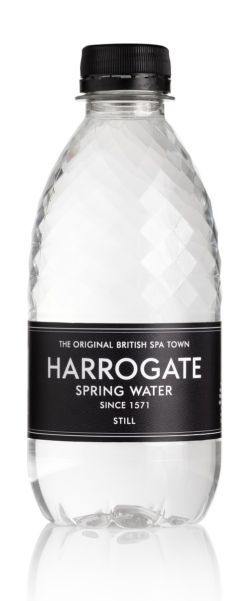 Harrogate вода минеральная негазированная, 330 мл5060042350117 Harrogate вода минеральная негазированная, 330 мл5060042350117Город Харрогейт, находящийся на юго- востоке графства Йоркшир, всегда был известен своими природными минеральными источниками. Первые упоминания о королевском источнике воды Harrogate встречаются уже в XIV веке. Дегустация и тестирование образцов воды были впервые проведены в конце XVI века Тимоти Брайтом, личным врачом королевы Великобритании Елизаветы.