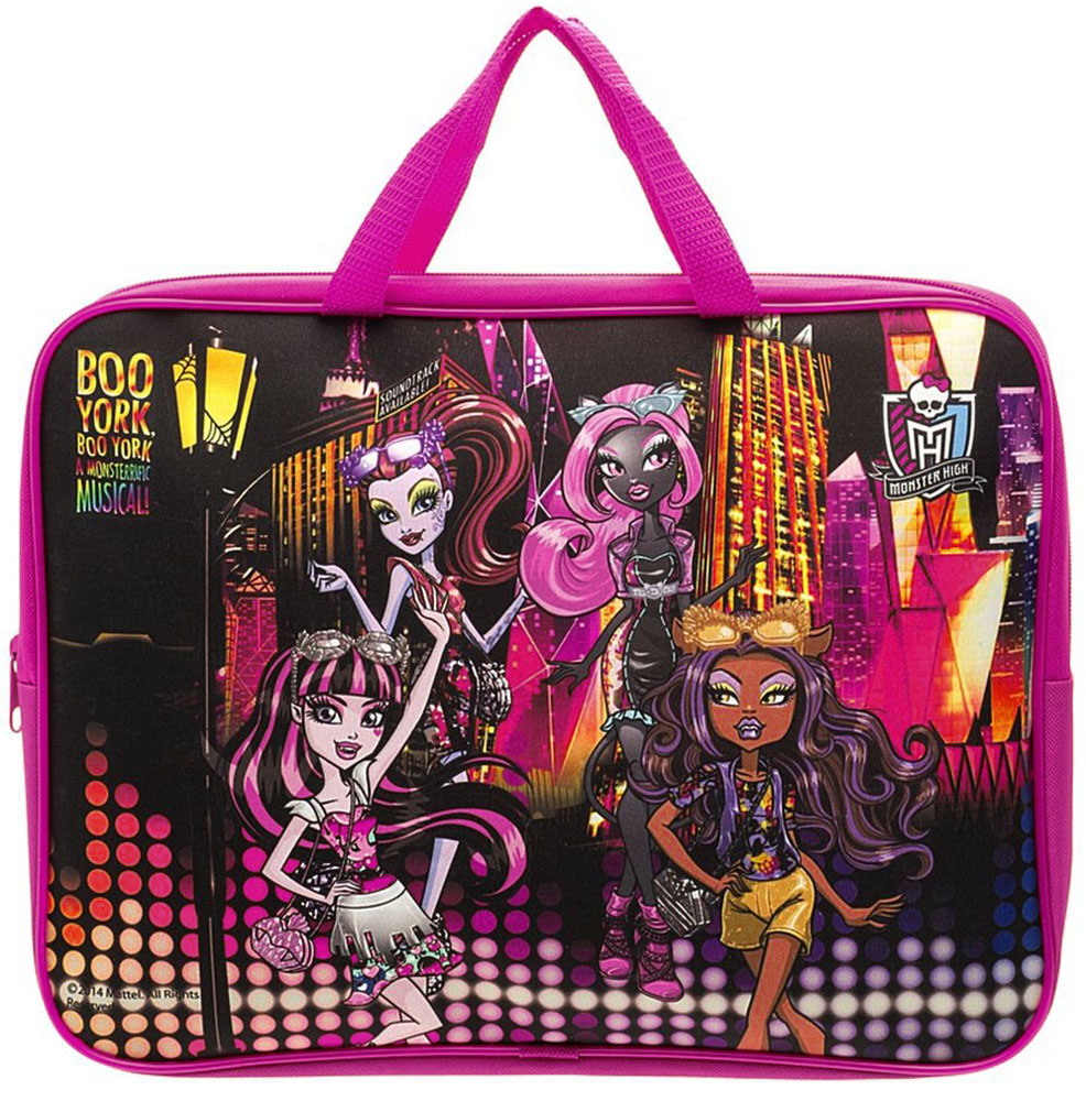 Centrum Сумка-папка Мonster High Boo York86986 Centrum Сумка-папка Мonster High Boo York86986Сумка-папка Centrum Мonster High. Boo York станет верным помощником для вашего ребенка дома и в школе.Это удобный и функциональный инструмент, предназначенный для хранения и транспортировки больших объемов рабочих бумаг и тетрадей формата А4. Папка изготовлена из износостойкого качественного полиэстера и закрывается на застежку-молнию. Состоит из одного вместительного отделения. Внутри отделения находится горизонтальный открытый карман. Лицевая сторона папки оформлена изображением героинь известного мультфильма Школа Монстров. Уголки папки закруглены для обеспечения дополнительной прочности и сохранности опрятного вида папки. Имеются ручки для удобной переноски.Папка - это незаменимый атрибут для любого школьника или студента. Такая папка-сумка надежно сохранит вашибумаги и сбережет их от повреждений, пыли и влаги.
