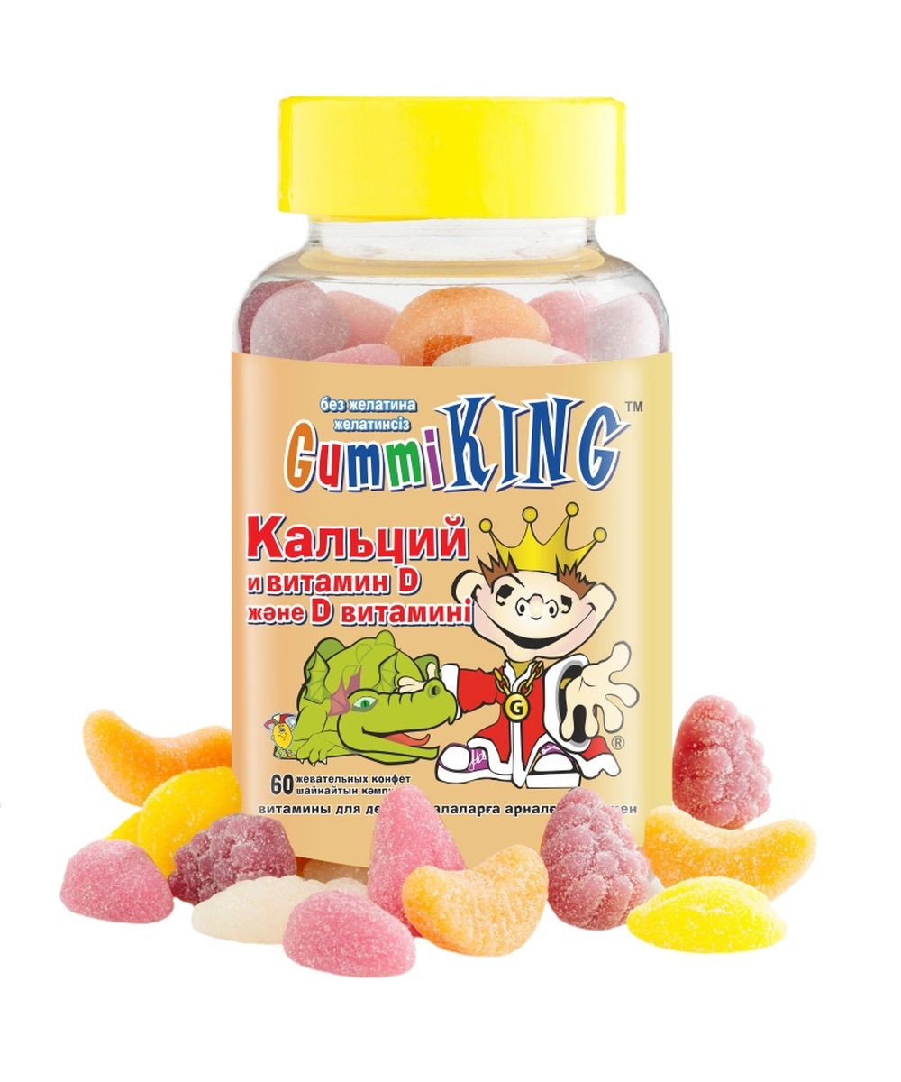 Драже жевательное Gummi King Calcium+D3, для детей от 2 лет, 60 штV0000007974 Драже жевательное Gummi King Calcium+D3, для детей от 2 лет, 60 штV0000007974Кальций – один из самых важных минералов, особенно высока потребность в нём в период активного роста и развития. Врачи-педиатры не просто так рекомендуют давать витамины с кальцием практически всем малышам и подросткам, тому есть несколько веских причин.Для чего детям кальций:помогает расти крепким и здоровым, улучшает работу иммунной системы и сопротивляемость инфекционным заболеваниямобеспечивает правильное формирование скелета, способствует росту костей, укрепляет зубную эмальимеет мощное противовоспалительное и противоаллергическое действие, он особенно полезен маленьким диатезникам, астматикам и аллергикамнормализует нервно-мышечную проводимость, укрепляет нервную систему и борется с проявлениями стресса, раздражительностью, плаксивостьюнеобходим для работы щитовидной железы, то есть, для правильного обмена веществ и развития клеток мозга, хорошей памяти и высокой умственной работоспособностиДефицит кальция способен вызывать серьёзные проблемы со здоровьем, ослабление роста, рахит. Даже если ваш ребёнок каждый день ест творог и запивает его кефиром, есть риск нехватки кальция в организме – просто потому что детям его нужно очень много, а содержание его в современных продукта питания оставляет желать лучшего.В состав Gummi King Calcium также входит витамин Д, который необходим для усвоения кальция, и натуральные вытяжки из ягод, которые делают пастилки действительно вкусными.Все витамины Gummi King гипоаллергенны: в их составе отсутствуют пшеница (глютен), молоко, яйца, соя, арахис и другие орехи, искусственные ароматизаторы и консерванты.РЕКОМЕНДАЦИИ К ПРИМЕНЕНИЮ:детям с 2 до 4 лет – 1 пастилка х 1 раз в день; 4 года и старше - 1 пастилка х 2 раза в деньПротивопоказания: аллергия на морковь, свёклу, куркуму и ежевикуТовар не является лекарственным средством. Могут быть противопоказания и следует предварительно проконсультироваться со специалистом.