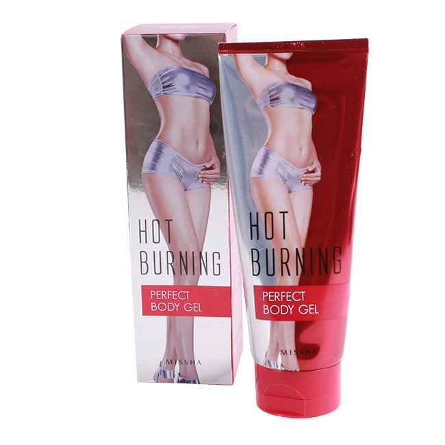 Missha Гель для тела Hot Burning Perfect Body Gel, 200 млМШ241 Missha Гель для тела Hot Burning Perfect Body Gel, 200 млМШ241Гель с легким цитрусовым ароматом предназначен для тех, кто хочет подкорректировать контуры своего тела, уменьшить проявления целлюлита, сделать кожу тела упругой, эластичной, нежной и гладкой. Активные компоненты геля активизируют клеточный обмен, ускоряют метаболизм, стимулируют микроциркуляцию крови, способствуют лимфооттоку и расщеплению жира.Экстракт горького апельсина – способствует обменным процессам в организме, регулирует жировой обмен и активирует расщеплению жиров, улучшает тонус кожи и делает ее гладкой и подтянутой.Кофеин – оказывает общее и местное воздействие на организм, благодаря кофеину ускоряются процессы липолиза в адипоцитах, а также метаболизм свободных жирных кислот. Эти процессы помогают уменьшению жировых отложений. Кофеин обладает лимфодренажным действием, уменьшая выраженность отеков, выравнивая рельеф и улучшая контуры тела.Капсаицин – растительный алкалоид, содержится в жгучем перце. При контакте с кожей капсаицин вызывает рефлекторное расширение капилляров, улучшает кровоснабжение в месте нанесения, благодаря этому усиливается расщепление жировых клеток и дренирование жидкости. Все это вызывает уменьшение толщины подкожной клетчатки и улучшению внешнего вида кожи (уменьшение проявлений целлюлита, разглаживание и осветление растяжек. Взаимодействие кофеина и капсаицина оказывает еще более мощный эффект в борьбе с лишними сантиметрами, чем два этих вещества по отдельности.Ментол – проникая в глубокие слои кожи, ускоряет кровообращение и стимулирует вывод лишней жидкости и токсинов. Это происходит из-за того, что под воздействием холода организм пытается согреться, используя свои жировые резервы в качестве топлива. При этом происходит похудение и постепенное устранение целлюлита.MISSHA Hot Burning Perfect Body Gel оказывает двойное действие: сначала охлаждает, а затем разогревает кожу. Такие температурные перепады усиливают воздействие активных компонентов геля. Регулярное использование геля поможет уменьшить объемы проблемных зон, уменьшить выраженность целлюлита, разгладить и подтянуть кожу.