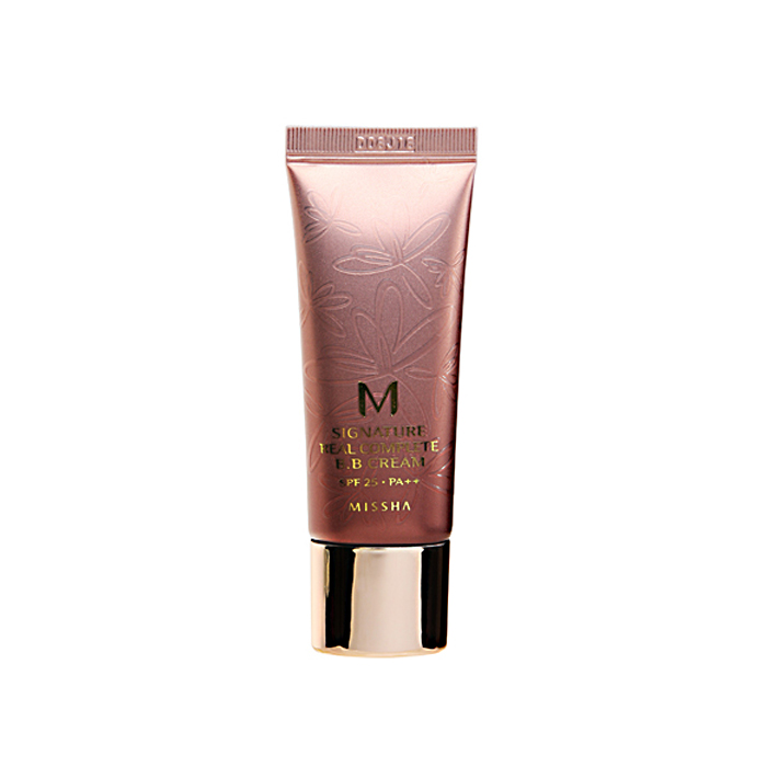 Missha Крем ББ многофункциональный Signature Real Complete BB Cream SPF25/PA++ (No.21/Light Pink Beige), 20 грМШ2418 Missha Крем ББ многофункциональный Signature Real Complete BB Cream SPF25/PA++ (No.21/Light Pink Beige), 20 грМШ2418Многофункциональный крем от Missha, который является не просто декоративным средством, но и значительно улучшает состояние кожи при регулярном использовании.Крем безупречно покрывает кожу лица, маскирует различные несовершенства (акне, черные точки, круги под глазами и т.д.), обеспечивает оптимальное увлажнение и стойко держится в течение дня, сохраняя свежесть и естественность лица.В составе крема высокое содержание как растительных экстрактов, которые ухаживают за кожей и оздоравливают ее, так и антивозрастных компонентов, которые замедляют процессы старения кожи и позволяют сохранить ее молодость значительно дольше.Экстракт ромашки в составе ББ-крема – это целый комплекс эфирных масел, органических кислот, флавоноидов, гликозидов, фитостерина, холина, витаминов В1, В2 и др. Благодаря такому составу, ромашка значительно улучшает состояние проблемной кожи, она оказывает бактерицидное, противовоспалительное и успокаивающее действие, а также стимулирует кровообращение, ускоряет регенерацию клеток, кроме того, ромашка обладает легким осветляющим воздействием.Экстракт лаванды – регулирует обменные процессы в коже, обладает тонизирующим и подтягивающим свойством, регулирует выделение кожного жира, уменьшает раздражение и шелушение кожи. Улучшает микроциркуляцию, имеет противовоспалительное и антибактериальное действие, снимает стресс и усталость кожи.Высокое содержание натуральных компонентов позволяет использовать крем даже для самой чувствительной кожи.Крем хорошо распределяется, не образует четких границ с участками кожи без крема, выглядит на лице естественно и не создает эффекта маски. Кроме того, солнцезащитный фактор SPF25 PA++ позволяет защитить кожу от появления пигментных пятен под воздействием УФ-фиолета, а также предупреждает фотостарение кожи.