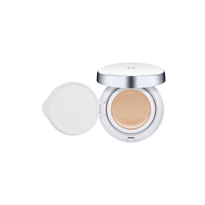 Missha Тональное средство Magic Cushion SPF50+/PA+++ (No.23), 15 грМШ309 Missha Тональное средство Magic Cushion SPF50+/PA+++ (No.23), 15 грМШ309Новая тональная основа для лица с великолепными маскирующими способностями. Благодаря удобному пористому спонжу средство великолепно ложится на кожу, делая Ваш макияж естественным. Основа имеет максимально возможный фактор защиты от солнца SPF50/PA+++, идеально подходит для применения в жаркое летнее время благодаря приятной текстуре. Тональная основа сохраняет кожу гладкой и увлажненной в течение всего дня. Сок бамбука и экстракт гамаммелиса в составе средства успокаивают кожу, препятствуя появлению жирного блеска кожи в Т-зоне в течение всего дня. Благодаря роскошному дизайну тональная основа станет украшением любого дамского столика или косметички.