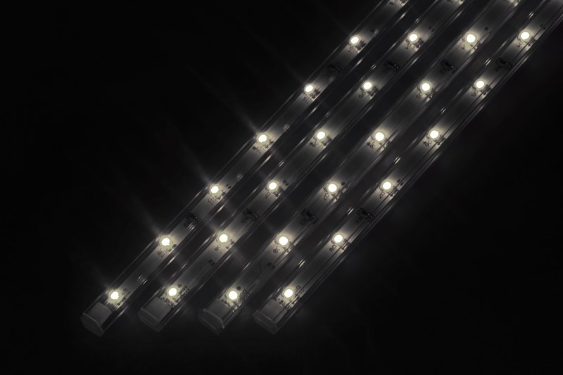 Светодиодный светильник Neon-Night, линейный, 4 шт х 25 см, цвет: белый (5000К)145-105 Светодиодный светильник Neon-Night, линейный, 4 шт х 25 см, цвет: белый (5000К)145-105Линейный светодиодный светильник Neon-Night - это светодиодная линейка длиной 25 см, заключенная в корпус из прозрачного пластика. Они могут использоваться в подсветке витрин, мебели, а так же в интерьерной подсветке. Простота монтажа поможет без проблем справиться с вопросом освещения необходимых зон. Блок питания, понижающий напряжение до 12 В, делает устройство безопасным в использовании.Использование светодиодных светильников является выгодным решением, так как они обладают высокой яркостью свечения, большим сроком службы и вместе с этим низким энергопотреблением.Цвет свечения - белый.Поставляется по 4 штуки в комплекте с блоком питания.