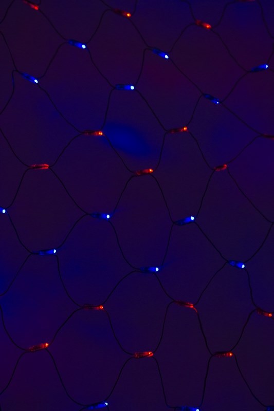 Гирлянда Neon-Night Сеть, 288 LED, цвет: черный, красный, синий, 2 х 1,5 м215-023 Гирлянда Neon-Night Сеть, 288 LED, цвет: черный, красный, синий, 2 х 1,5 м215-023Гирлянда-сеть представляет из себя конструкцию в виде прямоугольника размером 2*1,5 метра, разбитого на равные ромбы, в углах которых находятся диоды красного и синего цвета, причем диоды чередуются по линии. Гирлянда имеет степень влагозащиты IP44 и ПВХ провод черного цвета, что позволит вам быстро и выгодно решить вопрос с декоративным украшением любых объектов как внутри помещения, так и снаружи. В комплекте идет контроллер с 8 режимами свечения, что позволяет гирлянде работать в динамике. Данная гирлянда используется для украшения фасадов и потолков зданий практически любой площади, отлично подходит для украшения небольших кустов, растяжки между направляющими в беседке или веранде, ей можно легко и быстро обмотать колонны или столбы, служит красивым декором окон зданий. Гирлянда-сеть имеет самое лучшее отношение цены к площади декорирования относительно других гирлянд, что делает ее уникальной в своем роде.