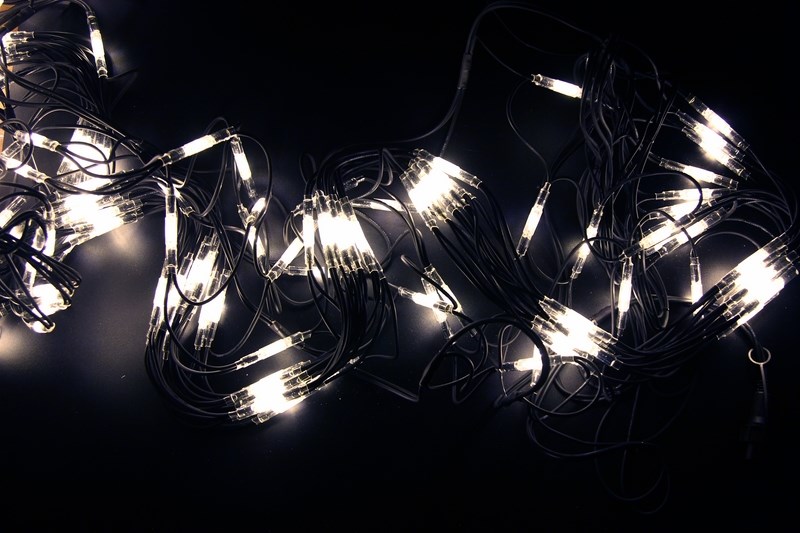 Гирлянда Neon-Night Сеть, 288 LED, каучуковый провод, цвет: черный, белый, 2 x 1,5 м217-115 Гирлянда Neon-Night Сеть, 288 LED, каучуковый провод, цвет: черный, белый, 2 x 1,5 м217-115Гирлянда-сеть представляет из себя конструкцию ввиде прямоугольника размером 2*1,5 метра, разбитого на равные ромбы, в углах которых находяться два диода белого цвета, соединеных и расположеных по направлению друг к другу. Гирлянда имеет степень влагозащиты IP54 и каучуковый провод черного цвета, что позволит вам быстро и выгодно решить вопрос с декоративным украшением любых объектов как внутри помещения, так и снаружи. В комплект входит установочный набор для подключения гирлянды к сети. Особенностью этого типа гирлянд является то, что их можно соединять между собой и/или к ней можно также подключить контроллеры арт. 217-201 или 217-202 которые позволят гирлянде работать в динамике. Данная гирлянда используется для украшения фасадов и потолков зданий практически любой площади, отлично подходит для украшения небольших кустов, растяжки между направляющими в беседке или веранде, ей можно легко и быстро обмотать колонны или столбы, служит красивым декором окон зданий. Гирлянда-сеть имеет самое лучшее отношение цены к площади декорирования относительно других гирлянд, что делает ее уникальной в своем роде.