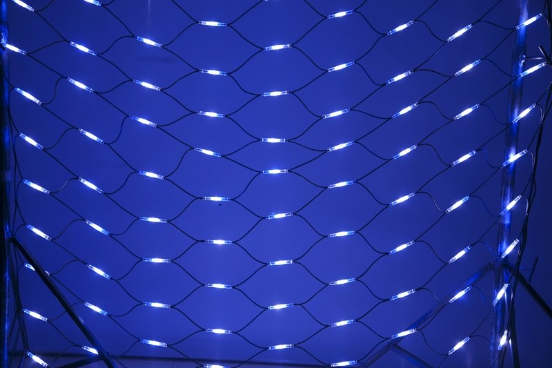 Гирлянда Neon-Night Сеть, 432 LED, каучуковый провод, цвет: черный, белый, синий, 2 x 3 м217-123 Гирлянда Neon-Night Сеть, 432 LED, каучуковый провод, цвет: черный, белый, синий, 2 x 3 м217-123Гирлянда-сеть представляет из себя конструкцию ввиде прямоугольника размером 2*3 метра, разбитого на равные ромбы, в углах которых находяться два диода белого и синего цвета, соединеных и расположеных по направлению друг к другу. Гирлянда имеет степень влагозащиты IP54 и каучуковый провод черного цвета, что позволит вам быстро и выгодно решить вопрос с декоративным украшением любых объектов как внутри помещения, так и снаружи. В комплект входит установочный набор для подключения гирлянды к сети. Особенностью этого типа гирлянд является то, что их можно соединять между собой и/или к ней можно также подключить контроллеры арт. 217-201 или 217-202 которые позволят гирлянде работать в динамике. Данная гирлянда используется для украшения фасадов и потолков зданий практически любой площади, отлично подходит для украшения небольших кустов, растяжки между направляющими в беседке или веранде, ей можно легко и быстро обмотать колонны или столбы, служит красивым декором окон зданий. Гирлянда-сеть имеет самое лучшее отношение цены к площади декорирования относительно других гирлянд, что делает ее уникальной в своем роде.