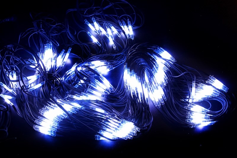 Гирлянда Neon-Night Сеть, 560 LED, каучуковый провод, цвет: черный, белый, синий, 2 x 4 м217-133 Гирлянда Neon-Night Сеть, 560 LED, каучуковый провод, цвет: черный, белый, синий, 2 x 4 м217-133Гирлянда-сеть представляет из себя конструкцию в виде прямоугольника размером 2*4 метра, разбитого на равные ромбы, в углах которых находиться два диода белого и синего цвета, соединённых и расположенных по направлению друг к другу. Гирлянда имеет степень влагозащиты IP54 и каучуковый провод черного цвета, что позволит вам быстро и выгодно решить вопрос с декоративным украшением любых объектов как внутри помещения, так и снаружи. В комплект входит установочный набор для подключения гирлянды к сети. Особенностью этого типа гирлянд является то, что их можно соединять между собой и/или к ней можно также подключить контроллеры арт. 217-201 или 217-202 которые позволят гирлянде работать в динамике. Данная гирлянда используется для украшения фасадов и потолков зданий практически любой площади, отлично подходит для украшения небольших кустов, растяжки между направляющими в беседке или веранде, ей можно легко и быстро обмотать колонны или столбы, служит красивым декором окон зданий. Гирлянда-сеть имеет самое лучшее отношение цены к площади декорирования относительно других гирлянд, что делает ее уникальной в своем роде.