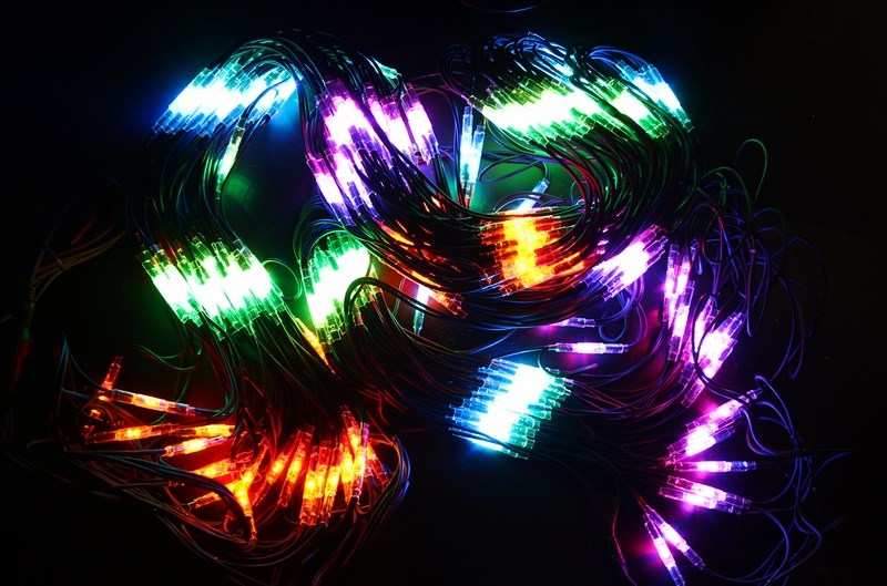 Гирлянда Neon-Night Сеть, 560 LED, каучуковый провод, цвет: черный, мульти, 2 x 4 м217-139 Гирлянда Neon-Night Сеть, 560 LED, каучуковый провод, цвет: черный, мульти, 2 x 4 м217-139Гирлянда-сеть представляет из себя конструкцию ввиде прямоугольника размером 2*4 метра, разбитого на равные ромбы, в углах которых находяться два диода красного и желтого цвета и два диода зеленого и синего цвета, соединеных и расположеных по направлению друг к другу. Гирлянда имеет степень влагозащиты IP54 и каучуковый провод черного цвета, что позволит вам быстро и выгодно решить вопрос с декоративным украшением любых объектов как внутри помещения, так и снаружи. В комплект входит установочный набор для подключения гирлянды к сети. Особенностью этого типа гирлянд является то, что их можно соединять между собой и/или к ней можно также подключить контроллеры арт. 217-201 или 217-202 которые позволят гирлянде работать в динамике. Данная гирлянда используется для украшения фасадов и потолков зданий практически любой площади, отлично подходит для украшения небольших кустов, растяжки между направляющими в беседке или веранде, ей можно легко и быстро обмотать колонны или столбы, служит красивым декором окон зданий. Гирлянда-сеть имеет самое лучшее отношение цены к площади декорирования относительно других гирлянд, что делает ее уникальной в своем роде.