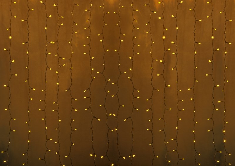 Гирлянда Neon-Night Светодиодный Дождь, постоянное свечение, 760 LED, цвет: прозрачный, желтый, 2 х 3 м235-151 Гирлянда Neon-Night Светодиодный Дождь, постоянное свечение, 760 LED, цвет: прозрачный, желтый, 2 х 3 м235-151Гирлянда Светодиодный Дождь представляет собой гибкий горизонтальный шнур-шину (2м), к которому через определенные промежутки крепятся вертикальные нити (20 шт.) со светодиодными лампами, которые отличаются от «Бахромы» тем, что имеют одинаковую, достаточно значительную длину, часто превышающую протяженность шины. На концах каждой шины есть разъем и штепсель, которые предназначены для последовательного соединения нескольких световых дождей в большой занавес ПЛЕЙ-ЛАЙТ. Используя занавес, можно не только создавать красивые световые занавесы или оформлять различные плоскости, например, фасады домов, окна и т.д., но и украшать объемные объекты. Гирлянду, работающую в непрерывном свечении, называют фиксинг, а использующую режим светодинамики – чейзинг. Светодинамические эффекты становятся доступными только при подключении гирлянды к сети через специальный контроллер.Сегодня в гирляндах источником света служат светодиоды, которые пришли на смену применявшимся ранее лампам накаливания. С полупроводниковыми источниками гирлянда стала более надежной, потребляет меньше энергии, обрела более насыщенное сияние. Данная гирлянда имеет желтый цвет свечения светодиодов.