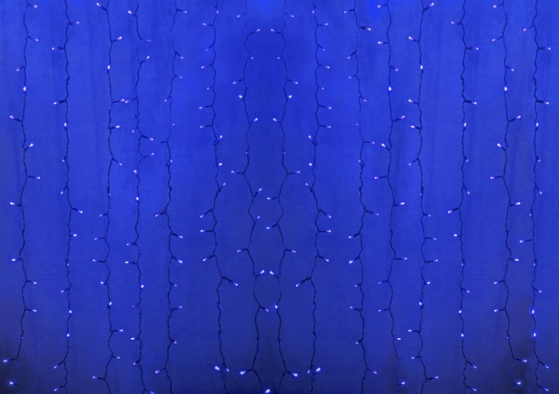 Гирлянда Neon-Night Светодиодный Дождь, постоянное свечение, 448 LED, цвет: прозрачный, синий, 2 х 3 м235-153-6 Гирлянда Neon-Night Светодиодный Дождь, постоянное свечение, 448 LED, цвет: прозрачный, синий, 2 х 3 м235-153-6Гирлянда Светодиодный Дождь представляет собой гибкий горизонтальный шнур-шину (2м), к которому через определенные промежутки крепятся вертикальные нити (20 шт.) со светодиодными лампами, которые отличаются от «Бахромы» тем, что имеют одинаковую, достаточно значительную длину, часто превышающую протяженность шины. На концах каждой шины есть разъем и штепсель, которые предназначены для последовательного соединения нескольких световых дождей в большой занавес ПЛЕЙ-ЛАЙТ. Используя занавес, можно не только создавать красивые световые занавесы или оформлять различные плоскости, например, фасады домов, окна и т.д., но и украшать объемные объекты. Гирлянду, работающую в непрерывном свечении, называют фиксинг, а использующую режим светодинамики – чейзинг. Светодинамические эффекты становятся доступными только при подключении гирлянды к сети через специальный контроллер.Сегодня в гирляндах источником света служат светодиоды, которые пришли на смену применявшимся ранее лампам накаливания. С полупроводниковыми источниками гирлянда стала более надежной, потребляет меньше энергии, обрела более насыщенное сияние. Данная гирлянда имеет синий цвет свечения светодиодов.