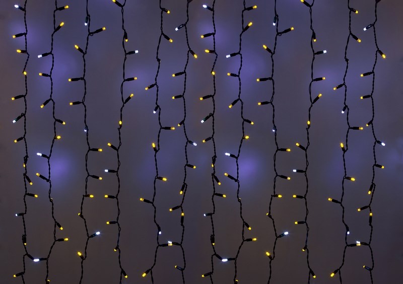 Гирлянда Neon-Night Светодиодный Дождь, эффект мерцания, цвет: черный, желтый, 2 х 1,5 м235-235 Гирлянда Neon-Night Светодиодный Дождь, эффект мерцания, цвет: черный, желтый, 2 х 1,5 м235-235Гирлянда Светодиодный Дождь представляет собой гибкий горизонтальный шнур-шину (2м), к которому через определенные промежутки крепятся вертикальные нити (20 шт.) со светодиодными лампами, которые отличаются от «Бахромы» тем, что имеют одинаковую, достаточно значительную длину, часто превышающую протяженность шины. На концах каждой шины есть разъем и штепсель, которые предназначены для последовательного соединения нескольких световых дождей в большой занавес ПЛЕЙ-ЛАЙТ. Используя занавес, можно не только создавать красивые световые занавесы или оформлять различные плоскости, например, фасады домов, окна и т.д., но и украшать объемные объекты. Гирлянду, работающую в непрерывном свечении, называют фиксинг, а использующую режим светодинамики – чейзинг. Режим чейзинг имеет различные светодинамические эффекты. Данная гирлянда имеет эффект мерцания.Сегодня в гирляндах источником света служат светодиоды, которые пришли на смену применявшимся ранее лампам накаливания. С полупроводниковыми источниками гирлянда стала более надежной, потребляет меньше энергии, обрела более насыщенное сияние. Данная гирлянда имеет желтый цвет свечения светодиодов.