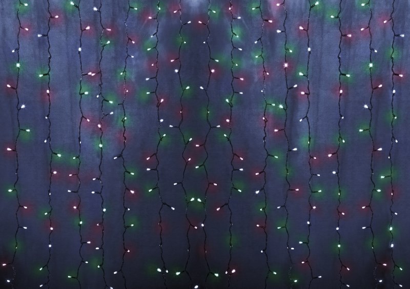 Гирлянда Neon-Night Светодиодный Дождь, постоянное свечение, 192 LED, цвет: прозрачный, мульти, 2 х 1,5 м235-309-6 Гирлянда Neon-Night Светодиодный Дождь, постоянное свечение, 192 LED, цвет: прозрачный, мульти, 2 х 1,5 м235-309-6Гирлянда Светодиодный Дождь представляет собой гибкий горизонтальный шнур-шину (2м), к которому через определенные промежутки крепятся вертикальные нити (20 шт.) со светодиодными лампами, которые отличаются от «Бахромы» тем, что имеют одинаковую, достаточно значительную длину, часто превышающую протяженность шины. На концах каждой шины есть разъем и штепсель, которые предназначены для последовательного соединения нескольких световых дождей в большой занавес ПЛЕЙ-ЛАЙТ. Используя занавес, можно не только создавать красивые световые занавесы или оформлять различные плоскости, например, фасады домов, окна и т.д., но и украшать объемные объекты. Гирлянду, работающую в непрерывном свечении, называют фиксинг, а использующую режим светодинамики – чейзинг. Светодинамические эффекты становятся доступными только при подключении гирлянды к сети через специальный контроллер. Данная гирлянда имеет эффект свечения с переменой цвета.Сегодня в гирляндах источником света служат светодиоды, которые пришли на смену применявшимся ранее лампам накаливания. С полупроводниковыми источниками гирлянда стала более надежной, потребляет меньше энергии, обрела более насыщенное сияние. Данная гирлянда имеет цвет свечения светодиодов мультиколор.