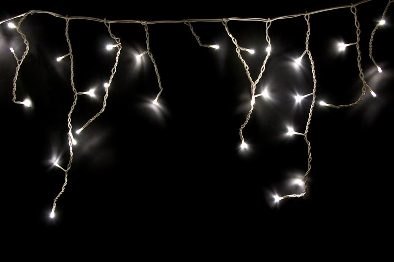 Гирлянда Neon-Nigh Айсикл, светодиодная бахрома, цвет: прозрачный, теплый белый, 1,8 х 0,5 м255-016 Гирлянда Neon-Nigh Айсикл, светодиодная бахрома, цвет: прозрачный, теплый белый, 1,8 х 0,5 м255-016Гирлянда Айсикл плей-лайт - это световой дождь с нитями разной длины. Она имитирует сосульки и может послужить эффектным и оригинальным решением при декорировании карнизов домов, оконных проемов, арок и других элементов как фасадов здания, так и интерьеров внуренних помещений. Благодаря использованию в гирлянде светодиодов ее отличительной особенностью является изрядная яркость и низкое энергопотребление. Цвет свечения теплый белый. Цвет провода белый. Степень влагозащиты позволяет использование на улице. При длине 1,8 метра гибкая направляющая имеет 18 нитей длиной от 10 до 50 см.