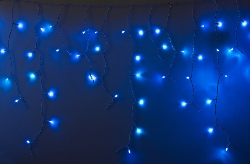 Гирлянда Neon-Nigh Айсикл, светодиодная бахрома, 24 нити, цвет: белый, синий, 2,4 х 0,6 м255-033-6 Гирлянда Neon-Nigh Айсикл, светодиодная бахрома, 24 нити, цвет: белый, синий, 2,4 х 0,6 м255-033-6Гирлянда Айсикл плей-лайт - это световой дождь с нитями разной длины. Она имитирует сосульки и может послужить эффектным и оригинальным решением при декорировании карнизов домов, оконных проемов, арок и других элементов как фасадов здания, так и интерьеров внуренних помещений. Благодаря использованию в гирлянде светодиодов ее отличительной особенностью является изрядная яркость и низкое энергопотребление. Цвет свечения синий. Цвет провода белый. Степень влагозащиты позволяет использование на улице даже. При длине 2,4 метра гибкая направляющая имеет 24 нити длиной от 10 до 60 см.