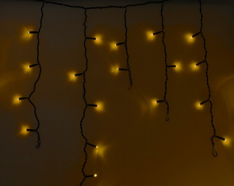 Гирлянда Neon-Nigh Айсикл, светодиодная бахрома, цвет: черный, желтый, 4,8 х 0,6 м255-131 Гирлянда Neon-Nigh Айсикл, светодиодная бахрома, цвет: черный, желтый, 4,8 х 0,6 м255-131Гирлянда Айсикл плей-лайт - это световой дождь с нитями разной длины. Она имитирует сосульки и может послужить эффектным и оригинальным решением при декорировании карнизов домов, оконных проемов, арок и других элементов как фасадов здания, так и интерьеров внуренних помещений. Благодаря использованию в гирлянде светодиодов ее отличительной особенностью является изрядная яркость и низкое энергопотребление. Цвет свечения желтый. Цвет провода темно-зеленый. Степень влагозащиты позволяет использование на улице. При длине 4,8 метра гибкая направляющая имеет 48 нитей длиной от 20 до 60 см.