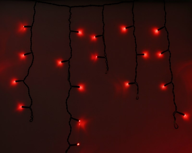 Гирлянда Neon-Nigh Айсикл, светодиодная бахрома, цвет: черный, красный, 4,8 х 0,6 м255-132 Гирлянда Neon-Nigh Айсикл, светодиодная бахрома, цвет: черный, красный, 4,8 х 0,6 м255-132Гирлянда Айсикл плей-лайт - это световой дождь с нитями разной длины. Она имитирует сосульки и может послужить эффектным и оригинальным решением при декорировании карнизов домов, оконных проемов, арок и других элементов как фасадов здания, так и интерьеров внуренних помещений. Благодаря использованию в гирлянде светодиодов ее отличительной особенностью является изрядная яркость и низкое энергопотребление. Цвет свечения красный. Цвет провода темно-зеленый. Степень влагозащиты позволяет использование на улице. При длине 4,8 метра гибкая направляющая имеет 48 нитей длиной от 20 до 60 см.
