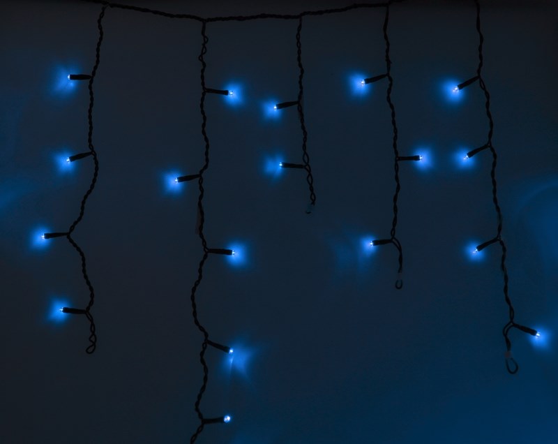 Гирлянда Neon-Nigh Айсикл, светодиодная бахрома, цвет: черный, синий, 4,8 х 0,6 м255-133 Гирлянда Neon-Nigh Айсикл, светодиодная бахрома, цвет: черный, синий, 4,8 х 0,6 м255-133Гирлянда Айсикл плей-лайт - это световой дождь с нитями разной длины. Она имитирует сосульки и может послужить эффектным и оригинальным решением при декорировании карнизов домов, оконных проемов, арок и других элементов как фасадов здания, так и интерьеров внуренних помещений. Благодаря использованию в гирлянде светодиодов ее отличительной особенностью является изрядная яркость и низкое энергопотребление. Цвет свечения синий. Цвет провода темно-зеленый. Степень влагозащиты позволяет использование на улице. При длине 4,8 метра гибкая направляющая имеет 48 нитей длиной от 20 до 60 см.