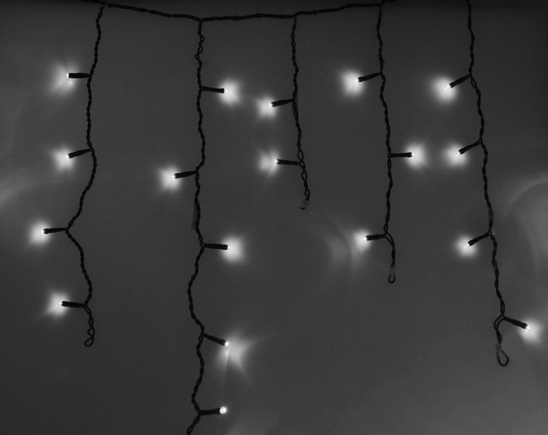 Гирлянда Neon-Nigh Айсикл, светодиодная бахрома, цвет: черный, белый, 4,8 х 0,6 м255-135 Гирлянда Neon-Nigh Айсикл, светодиодная бахрома, цвет: черный, белый, 4,8 х 0,6 м255-135Гирлянда Айсикл плей-лайт - это световой дождь с нитями разной длины. Она имитирует сосульки и может послужить эффектным и оригинальным решением при декорировании карнизов домов, оконных проемов, арок и других элементов как фасадов здания, так и интерьеров внуренних помещений. Благодаря использованию в гирлянде светодиодов ее отличительной особенностью является изрядная яркость и низкое энергопотребление. Цвет свечения белый. Цвет провода темно-зеленый. Степень влагозащиты позволяет использование на улице. При длине 4,8 метра гибкая направляющая имеет 48 нитей длиной от 20 до 60 см.