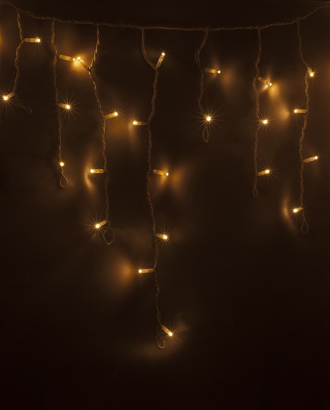 Гирлянда Neon-Nigh Айсикл, светодиодная бахрома, цвет: белый, тепло-белый, 4,8 х 0,6 м255-138 Гирлянда Neon-Nigh Айсикл, светодиодная бахрома, цвет: белый, тепло-белый, 4,8 х 0,6 м255-138Гирлянда Айсикл плей-лайт - это световой дождь с нитями разной длины. Она имитирует сосульки и может послужить эффектным и оригинальным решением при декорировании карнизов домов, оконных проемов, арок и других элементов как фасадов здания, так и интерьеров внуренних помещений. Благодаря использованию в гирлянде светодиодов ее отличительной особенностью является изрядная яркость и низкое энергопотребление. Цвет свечения теплый белый. Цвет провода белый. Степень влагозащиты позволяет использование на улице. При длине 4,8 метра гибкая направляющая имеет 48 нитей длиной от 20 до 60 см.