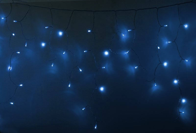 Гирлянда Neon-Nigh Айсикл, светодиодная бахрома, цвет: прозрачный, синий, 4,8 х 0,6 м255-143 Гирлянда Neon-Nigh Айсикл, светодиодная бахрома, цвет: прозрачный, синий, 4,8 х 0,6 м255-143Гирлянда Айсикл плей-лайт - это световой дождь с нитями разной длины. Она имитирует сосульки и может послужить эффектным и оригинальным решением при декорировании карнизов домов, оконных проемов, арок и других элементов как фасадов здания, так и интерьеров внуренних помещений. Благодаря использованию в гирлянде светодиодов ее отличительной особенностью является изрядная яркость и низкое энергопотребление. Цвет свечения синий. Цвет провода прозрачный. Степень влагозащиты позволяет использование на улице. При длине 4,8 метра гибкая направляющая имеет 48 нитей длиной от 20 до 60 см.