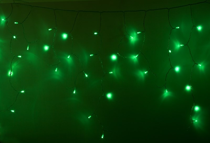 Гирлянда Neon-Nigh Айсикл, светодиодная бахрома, цвет: прозрачный, зеленый, 4,8 х 0,6 м255-144 Гирлянда Neon-Nigh Айсикл, светодиодная бахрома, цвет: прозрачный, зеленый, 4,8 х 0,6 м255-144Гирлянда Айсикл плей-лайт - это световой дождь с нитями разной длины. Она имитирует сосульки и может послужить эффектным и оригинальным решением при декорировании карнизов домов, оконных проемов, арок и других элементов как фасадов здания, так и интерьеров внуренних помещений. Благодаря использованию в гирлянде светодиодов ее отличительной особенностью является изрядная яркость и низкое энергопотребление. Цвет свечения зеленый. Цвет провода прозрачный. Степень влагозащиты позволяет использование на улице. При длине 4,8 метра гибкая направляющая имеет 48 нитей длиной от 20 до 60 см.