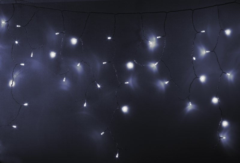 Гирлянда Neon-Nigh Айсикл, светодиодная бахрома, цвет: прозрачный, белый, 4,8 х 0,6 м255-145 Гирлянда Neon-Nigh Айсикл, светодиодная бахрома, цвет: прозрачный, белый, 4,8 х 0,6 м255-145Гирлянда Айсикл плей-лайт - это световой дождь с нитями разной длины. Она имитирует сосульки и может послужить эффектным и оригинальным решением при декорировании карнизов домов, оконных проемов, арок и других элементов как фасадов здания, так и интерьеров внуренних помещений. Благодаря использованию в гирлянде светодиодов ее отличительной особенностью является изрядная яркость и низкое энергопотребление. Цвет свечения белый. Цвет провода прозрачный. Степень влагозащиты позволяет использование на улице. При длине 4,8 метра гибкая направляющая имеет 48 нитей длиной от 20 до 60 см.