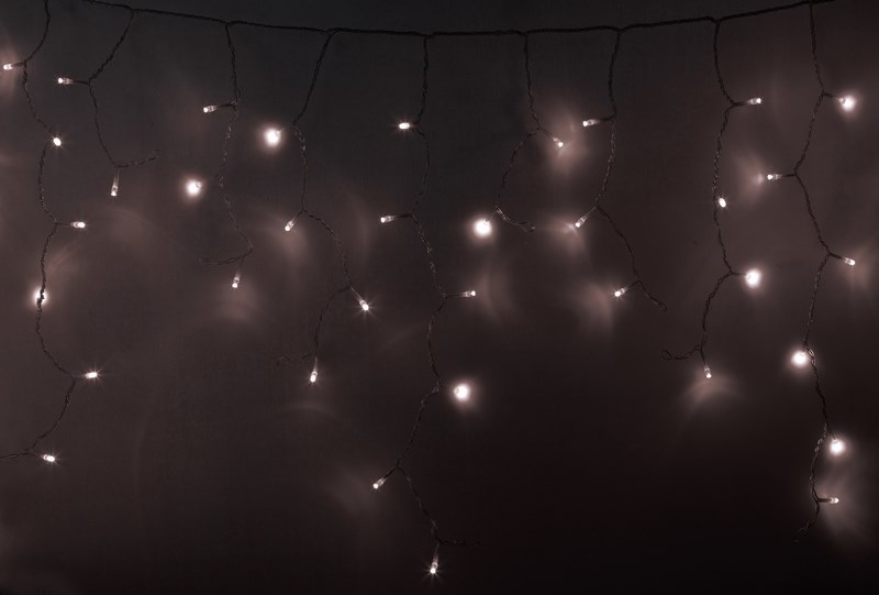 Гирлянда Neon-Nigh Айсикл, светодиодная бахрома, 176 LED, цвет: прозрачный, тепло-белый, 4,8 х 0,6 м255-146 Гирлянда Neon-Nigh Айсикл, светодиодная бахрома, 176 LED, цвет: прозрачный, тепло-белый, 4,8 х 0,6 м255-146Гирлянда Айсикл плей-лайт - это световой дождь с нитями разной длины. Она имитирует сосульки и может послужить эффектным и оригинальным решением при декорировании карнизов домов, оконных проемов, арок и других элементов как фасадов здания, так и интерьеров внуренних помещений. Благодаря использованию в гирлянде светодиодов ее отличительной особенностью является изрядная яркость и низкое энергопотребление. Цвет свечения тепло-белый. Цвет провода прозрачный. Степень влагозащиты позволяет использование на улице. При длине 4,8 метра гибкая направляющая имеет 48 нитей длиной от 20 до 60 см.
