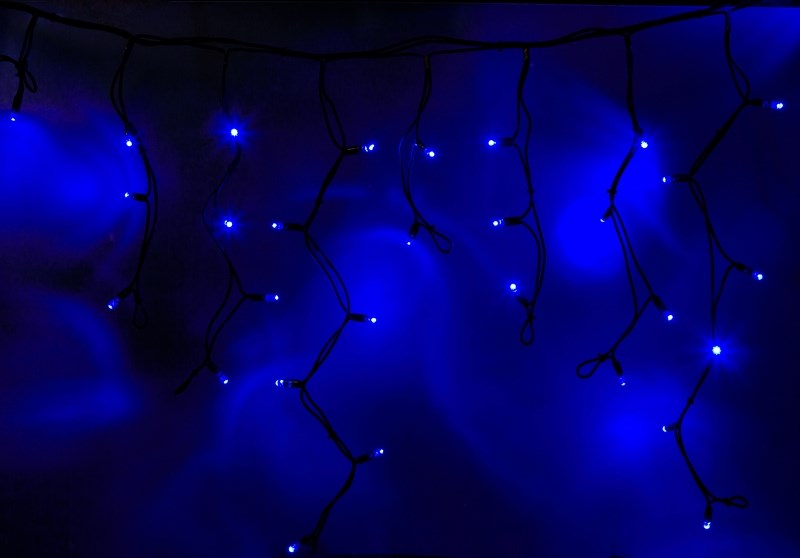 Гирлянда Neon-Nigh Айсикл, светодиодная бахрома, каучуковый провод, цвет: черный, синий, 5,6 х 0,9 м255-243 Гирлянда Neon-Nigh Айсикл, светодиодная бахрома, каучуковый провод, цвет: черный, синий, 5,6 х 0,9 м255-243Гирлянда Айсикл плей-лайт - это световой дождь с нитями разной длины. Она имитирует сосульки и может послужить эффектным и оригинальным решением при декорировании карнизов домов, оконных проемов, арок и других элементов как фасадов здания, так и интерьеров внуренних помещений. Благодаря использованию в гирлянде светодиодов ее отличительной особенностью является изрядная яркость и низкое энергопотребление. Цвет свечения синий. Цвет провода темно-зеленый. Степень влагозащиты позволяет использование на улице даже при суровых погодных условиях. При длине 5,6 метра гибкая направляющая имеет 48 нитей длиной от 20 до 90 см.
