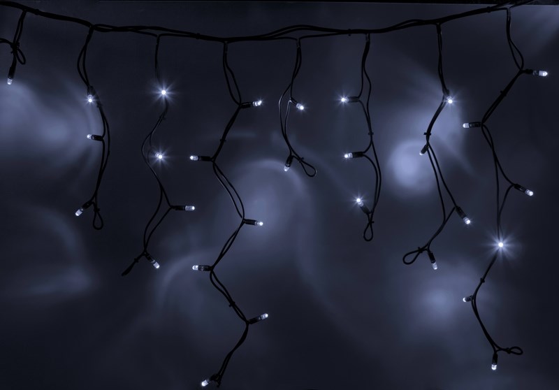 Гирлянда Neon-Nigh Айсикл, светодиодная бахрома с эффектом мерцания, каучуковый провод, цвет: черный, белый, 5,6 х 0,9 м255-255 Гирлянда Neon-Nigh Айсикл, светодиодная бахрома с эффектом мерцания, каучуковый провод, цвет: черный, белый, 5,6 х 0,9 м255-255Гирлянда Айсикл плей-лайт Flashing - это световой дождь с нитями разной длины и эффектом мерцания. Она имитирует сосульки с бликами капель на них и может послужить эффектным и оригинальным решением при декорировании карнизов домов, оконных проемов, арок и других элементов как фасадов здания, так и интерьеров внуренних помещений. Благодаря использованию в гирлянде светодиодов ее отличительной особенностью является изрядная яркость и низкое энергопотребление. Цвет свечения белый. Цвет провода темно-зеленый. Гирлянда Айсикл плей-лайт Flashing выполнена с эффектом мерцания при котором каждый пятый диод мигает белым цветом. Степень влагозащиты позволяет использование на улице даже при суровых погодных условиях. При длине 5,6 метра гибкая направляющая имеет 48 нитей длиной от 20 до 90 см.