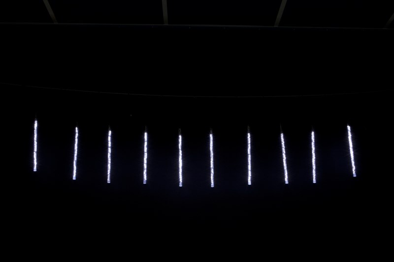 Гирлянда Neon-Night Тающие сосульки, светодиодная, с трансформатором, цвет: белый, 8 шт х 50 см, шаг 40 см256-313-6 Гирлянда Neon-Night Тающие сосульки, светодиодная, с трансформатором, цвет: белый, 8 шт х 50 см, шаг 40 см256-313-6Светодиодная гирлянда «Тающие сосульки» - это оригинальное, красивое и современное средство оформления фасадов и интерьеров зданий, деревьев, витрин и т.д. Она представляет собой комплект из 8 прозрачных пластиковых трубок, расположенных на расстоянии 40 см друг от друга. По всей длине каждой трубки внутри надежно закреплена плата со светодиодами и микрочипом, обеспечивающим динамику с эффектом стекающей капли. Длина каждой трубки 50 см, диамерт 12 мм. Гирлянда работает от напряжения 24 V и имеет влагозащищённое исполнение, что позволяет безопасно использовать её как в помещении, так и на улице. Адаптер для подключения идёт в комплекте с гирляндой.Как и другие светодиодные изделия, «Тающие сосульки» отличаются большим сроком службы (не менее 50000 часов при правильной эксплуатации) и очень низким энергопотреблением. Цвет светодиодов - белый. Данная гирлянда также представлена в цвете RGB.