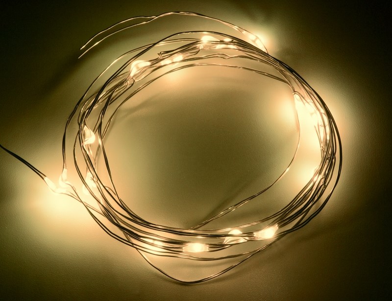 Гирлянда Neon-Night Роса, светодиодная, 20 LED, цвет: желтый, 2 м303-001 Гирлянда Neon-Night Роса, светодиодная, 20 LED, цвет: желтый, 2 м303-001Гирлянда светодиодная Роса состоит из тонкого провода длиной 2 м с расположенным на нем 20 светодиодами желтого цвета свечения, а также батарейного блока. Блок крепится на дополнительный провод 30 см. Питание осуществляется при помощи 3 батареек типа AA. Данная гирлянда найдет свое применение в дизайнерских решениях внутри помещений при украшении предметов интерьера, растений и даже букетов цветов.