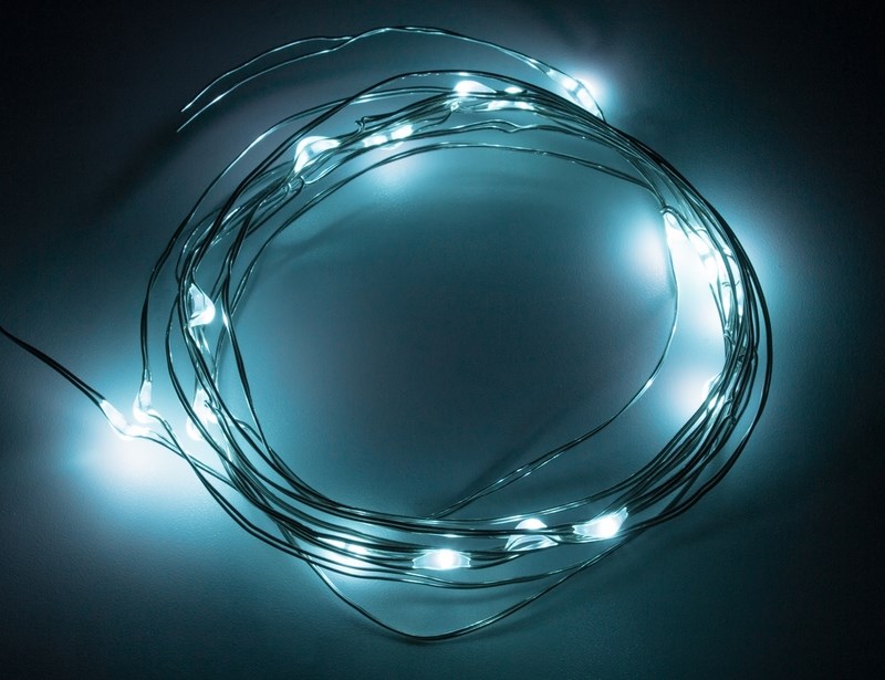 Гирлянда Neon-Night Роса, светодиодная, 20 LED, цвет: светло-голубой, 2 м303-003 Гирлянда Neon-Night Роса, светодиодная, 20 LED, цвет: светло-голубой, 2 м303-003Гирлянда светодиодная Роса состоит из тонкого провода длиной 2 м с расположенным на нем 20 светодиодами светло-голубого цвета свечения, а также батарейного блока. Блок крепится на дополнительный провод 30 см. Питание осуществляется при помощи 3 батареек типа AA. Данная гирлянда найдет свое применение в дизайнерских решениях внутри помещений при украшении предметов интерьера, растений и даже букетов цветов.