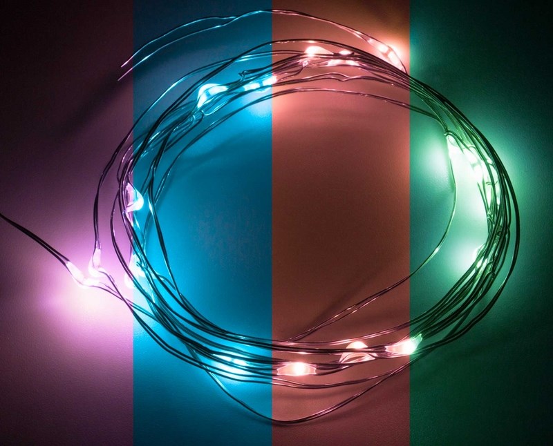 Гирлянда Neon-Night Роса, светодиодная, 20 LED, цвет: красный, зеленый, синий, 2 м303-009 Гирлянда Neon-Night Роса, светодиодная, 20 LED, цвет: красный, зеленый, синий, 2 м303-009Гирлянда светодиодная Роса состоит из тонкого провода длиной 2 м с расположенным на нем 20 светодиодами цвета свечения RGB, а также батарейного блока. Блок крепится на дополнительный провод 30 см. Питание осуществляется при помощи 3 батареек типа AA. Данная гирлянда найдет свое применение в дизайнерских решениях внутри помещений при украшении предметов интерьера, растений и даже букетов цветов.