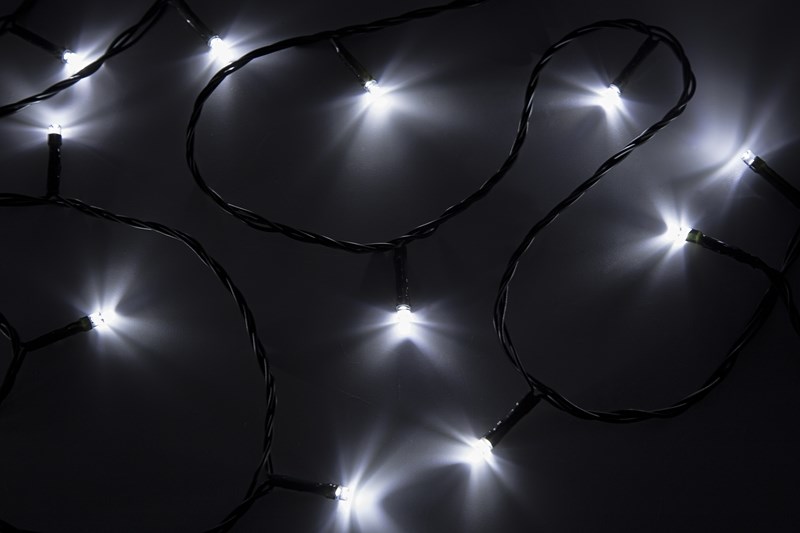 Гирлянда Neon-Night Твинкл Лайт, светодиодная, 25 LED, цвет: темно-зеленый, белый, 4 м303-015 Гирлянда Neon-Night Твинкл Лайт, светодиодная, 25 LED, цвет: темно-зеленый, белый, 4 м303-015Гирлянду «Твинкл лайт» представляет собой общий провод с последовательно расположенными коротенькими отводами, направленными в разные стороны. На концах этих «отростков» расположены яркие светодиоды. Для создания праздничной светодинамики в общий провод встроен многопрограммный контроллер, который позволяет управлять 8 режимами свечения. Гирлянду «Твинкл лайт» создали в расчете на использование в качестве елочного украшения, в ее семейство входят самые разные гирлянды. Они различаются длиной, цветом и количеством светодиодов. Данная гирлянлда предназначена для домашнего использования. Светодиодные гирлянды имеют бесспорное преимущество перед ламповыми. Ресурс светодиодов составляет 30 000 ч. Благодаря малому энергопотреблению, рекордному ресурсу, высокой яркости, разнообразию и насыщенности цветов свечения они стали весьма привлекательным для потребителей. «Твинкл лайт» используют в качестве елочной гирлянды для украшения елей. Также гирлянда широко применяется для оформления различных витрин, окон, элементов интерьера и разнообразных экспозиций. Данная гирлянда имеет длину 4м, белый цвет свечения светодиодов.
