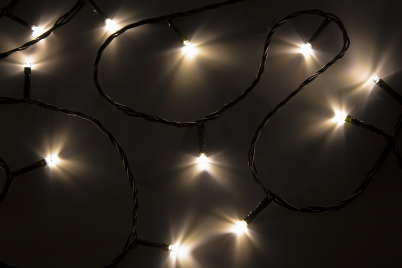 Гирлянда Neon-Night Твинкл Лайт, светодиодная, 120 LED, цвет: темно-зеленый, теплый белый, 15 м303-056 Гирлянда Neon-Night Твинкл Лайт, светодиодная, 120 LED, цвет: темно-зеленый, теплый белый, 15 м303-056Гирлянду «Твинкл лайт» представляет собой общий провод с последовательно расположенными коротенькими отводами, направленными в разные стороны. На концах этих «отростков» расположены яркие светодиоды. Для создания праздничной светодинамики в общий провод встроен многопрограммный контроллер, который позволяет управлять 8 режимами свечения. Гирлянду «Твинкл лайт» создали в расчете на использование в качестве елочного украшения, в ее семейство входят самые разные гирлянды. Они различаются длиной, цветом и количеством светодиодов. Данная гирлянлда предназначена для домашнего использования. Светодиодные гирлянды имеют бесспорное преимущество перед ламповыми. Ресурс светодиодов составляет 30 000 ч. Благодаря малому энергопотреблению, рекордному ресурсу, высокой яркости, разнообразию и насыщенности цветов свечения они стали весьма привлекательным для потребителей. «Твинкл лайт» используют в качестве елочной гирлянды для украшения елей. Также гирлянда широко применяется для оформления различных витрин, окон, элементов интерьера и разнообразных экспозиций.Данная гирлянда имеет длину 15 м, теплый белый цвето свечения светодиодов.
