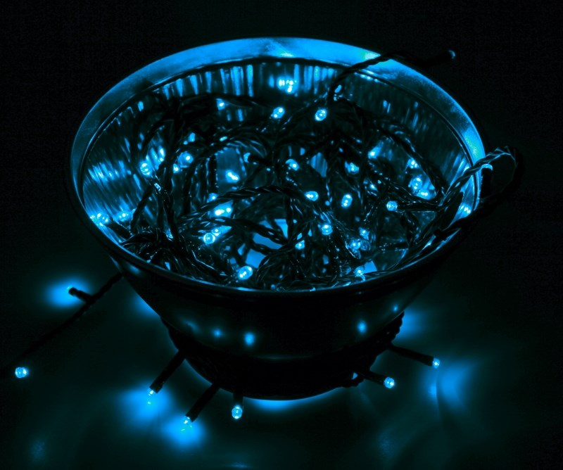Гирлянда Neon-Night Твинкл Лайт, светодиодная, 100 LED, цвет: черный, синий, 10 м303-133 Гирлянда Neon-Night Твинкл Лайт, светодиодная, 100 LED, цвет: черный, синий, 10 м303-133Гирлянду «Твинкл лайт» представляет собой общий провод с последовательно расположенными коротенькими отводами, направленными в разные стороны. На концах этих «отростков» расположены яркие светодиоды. Для создания праздничной светодинамики в общий провод встроен многопрограммный контроллер, который позволяет управлять 8 режимами свечения. Гирлянду «Твинкл лайт» создали в расчете на использование в качестве елочного украшения, в ее семейство входят самые разные гирлянды. Они различаются длиной, цветом и количеством светодиодов. Уличные гирлянды «Твинкл лайт» выпускаются длиной от 6 до 20 метров. Они прекрасно защищены от влаги, что делает их очень практичными. Светодиодные гирлянды имеют бесспорное преимущество перед ламповыми. Ресурс светодиодов составляет 100 000 ч. Благодаря малому энергопотреблению, рекордному ресурсу, высокой яркости, разнообразию и насыщенности цветов свечения они стали весьма привлекательным для потребителей. «Твинкл лайт» используют в качестве елочной гирлянды для украшения как уличных, так и домашних елей. Также гирлянда широко применяется для оформления различных витрин, окон, колонн, элементов интерьера и разнообразных экспозиций.Данная гирлянда имеет длину 10 м, синий цвет свечения светодиодов.