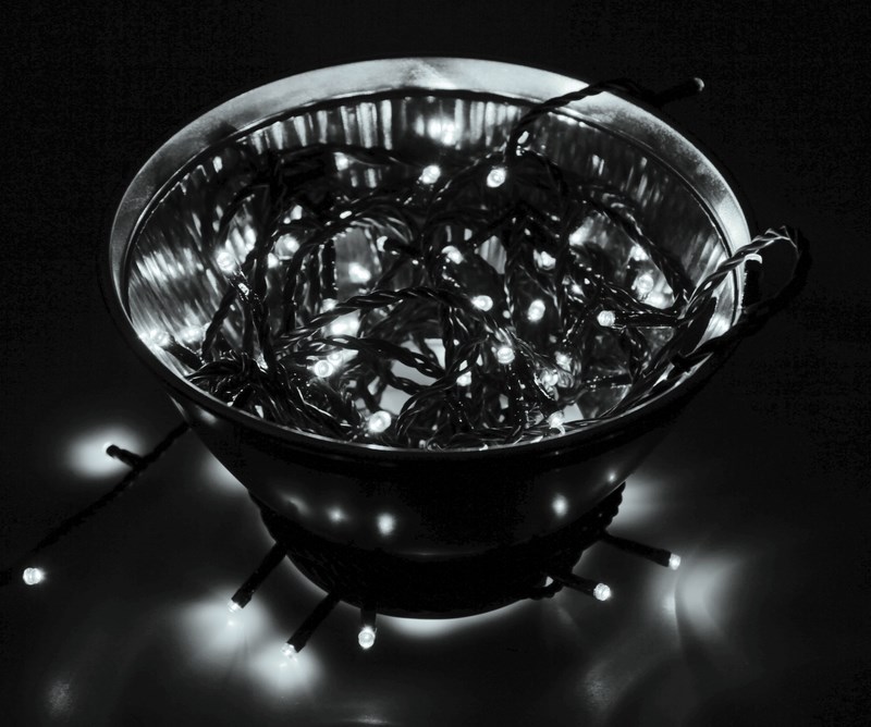 Гирлянда Neon-Night Твинкл Лайт, светодиодная, 100 LED, цвет: черный, белый, 10 м303-135 Гирлянда Neon-Night Твинкл Лайт, светодиодная, 100 LED, цвет: черный, белый, 10 м303-135Гирлянду «Твинкл лайт» представляет собой общий провод с последовательно расположенными коротенькими отводами, направленными в разные стороны. На концах этих «отростков» расположены яркие светодиоды. Для создания праздничной светодинамики в общий провод встроен многопрограммный контроллер, который позволяет управлять 8 режимами свечения. Гирлянду «Твинкл лайт» создали в расчете на использование в качестве елочного украшения, в ее семейство входят самые разные гирлянды. Они различаются длиной, цветом и количеством светодиодов. Уличные гирлянды «Твинкл лайт» выпускаются длиной от 6 до 20 метров. Они прекрасно защищены от влаги, что делает их очень практичными. Светодиодные гирлянды имеют бесспорное преимущество перед ламповыми. Ресурс светодиодов составляет 100 000 ч. Благодаря малому энергопотреблению, рекордному ресурсу, высокой яркости, разнообразию и насыщенности цветов свечения они стали весьма привлекательным для потребителей. «Твинкл лайт» используют в качестве елочной гирлянды для украшения как уличных, так и домашних елей. Также гирлянда широко применяется для оформления различных витрин, окон, колонн, элементов интерьера и разнообразных экспозиций.Данная гирлянда имеет длину 10 м, белый цвет свечения светодиодов.