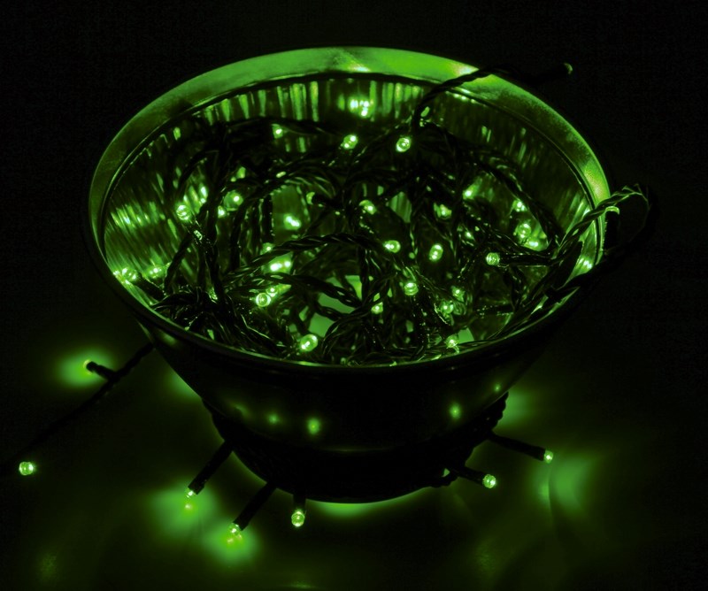 Гирлянда Neon-Night Твинкл Лайт, светодиодная, 100 LED, цвет: черный, зеленый, 10 м303-137 Гирлянда Neon-Night Твинкл Лайт, светодиодная, 100 LED, цвет: черный, зеленый, 10 м303-137Гирлянду «Твинкл лайт» представляет собой общий провод с последовательно расположенными коротенькими отводами, направленными в разные стороны. На концах этих «отростков» расположены яркие светодиоды. Для создания праздничной светодинамики в общий провод встроен многопрограммный контроллер, который позволяет управлять 8 режимами свечения. Гирлянду «Твинкл лайт» создали в расчете на использование в качестве елочного украшения, в ее семейство входят самые разные гирлянды. Они различаются длиной, цветом и количеством светодиодов. Уличные гирлянды «Твинкл лайт» выпускаются длиной от 6 до 20 метров. Они прекрасно защищены от влаги, что делает их очень практичными. Светодиодные гирлянды имеют бесспорное преимущество перед ламповыми. Ресурс светодиодов составляет 100 000 ч. Благодаря малому энергопотреблению, рекордному ресурсу, высокой яркости, разнообразию и насыщенности цветов свечения они стали весьма привлекательным для потребителей. «Твинкл лайт» используют в качестве елочной гирлянды для украшения как уличных, так и домашних елей. Также гирлянда широко применяется для оформления различных витрин, окон, колонн, элементов интерьера и разнообразных экспозиций.Данная гирлянда имеет длину 10 м, зеленый цвет свечения светодиодов.