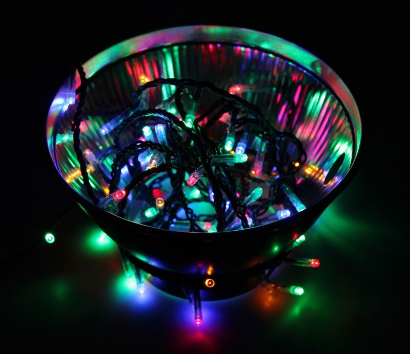 Гирлянда Neon-Night Твинкл Лайт, светодиодная, 100 LED, цвет: черный, мульти, 10 м303-139 Гирлянда Neon-Night Твинкл Лайт, светодиодная, 100 LED, цвет: черный, мульти, 10 м303-139Гирлянду «Твинкл лайт» представляет собой общий провод с последовательно расположенными коротенькими отводами, направленными в разные стороны. На концах этих «отростков» расположены яркие светодиоды. Для создания праздничной светодинамики в общий провод встроен многопрограммный контроллер, который позволяет управлять 8 режимами свечения. Гирлянду «Твинкл лайт» создали в расчете на использование в качестве елочного украшения, в ее семейство входят самые разные гирлянды. Они различаются длиной, цветом и количеством светодиодов. Уличные гирлянды «Твинкл лайт» выпускаются длиной от 6 до 20 метров. Они прекрасно защищены от влаги, что делает их очень практичными. Светодиодные гирлянды имеют бесспорное преимущество перед ламповыми. Ресурс светодиодов составляет 100 000 ч. Благодаря малому энергопотреблению, рекордному ресурсу, высокой яркости, разнообразию и насыщенности цветов свечения они стали весьма привлекательным для потребителей. «Твинкл лайт» используют в качестве елочной гирлянды для украшения как уличных, так и домашних елей. Также гирлянда широко применяется для оформления различных витрин, окон, колонн, элементов интерьера и разнообразных экспозиций.Данная гирлянда имеет длину 10 м, цвет свечения светодиодов мультиколор.