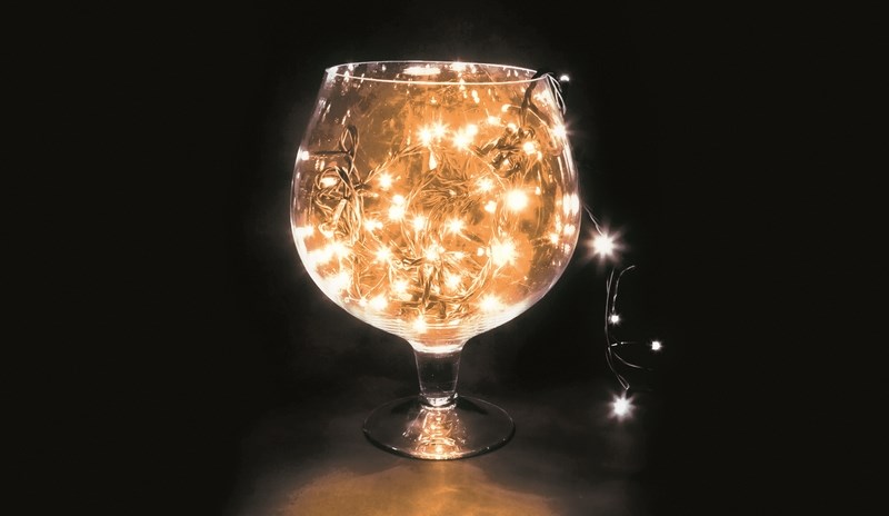 Гирлянда Neon-Night Твинкл Лайт, светодиодная, 100 LED, цвет: черный, оранжевый, 10 м303-151 Гирлянда Neon-Night Твинкл Лайт, светодиодная, 100 LED, цвет: черный, оранжевый, 10 м303-151Гирлянду «Твинкл лайт» представляет собой общий провод с последовательно расположенными коротенькими отводами, направленными в разные стороны. На концах этих «отростков» расположены яркие светодиоды. Для создания праздничной светодинамики в общий провод встроен многопрограммный контроллер, который позволяет управлять 8 режимами свечения. Гирлянду «Твинкл лайт» создали в расчете на использование в качестве елочного украшения, в ее семейство входят самые разные гирлянды. Они различаются длиной, цветом и количеством светодиодов. Уличные гирлянды «Твинкл лайт» выпускаются длиной от 6 до 20 метров. Они прекрасно защищены от влаги, что делает их очень практичными. Светодиодные гирлянды имеют бесспорное преимущество перед ламповыми. Ресурс светодиодов составляет 100 000 ч. Благодаря малому энергопотреблению, рекордному ресурсу, высокой яркости, разнообразию и насыщенности цветов свечения они стали весьма привлекательным для потребителей. «Твинкл лайт» используют в качестве елочной гирлянды для украшения как уличных, так и домашних елей. Также гирлянда широко применяется для оформления различных витрин, окон, колонн, элементов интерьера и разнообразных экспозиций.Данная гирлянда имеет длину 10 м, оранжевый цвет свечения светодиодов.