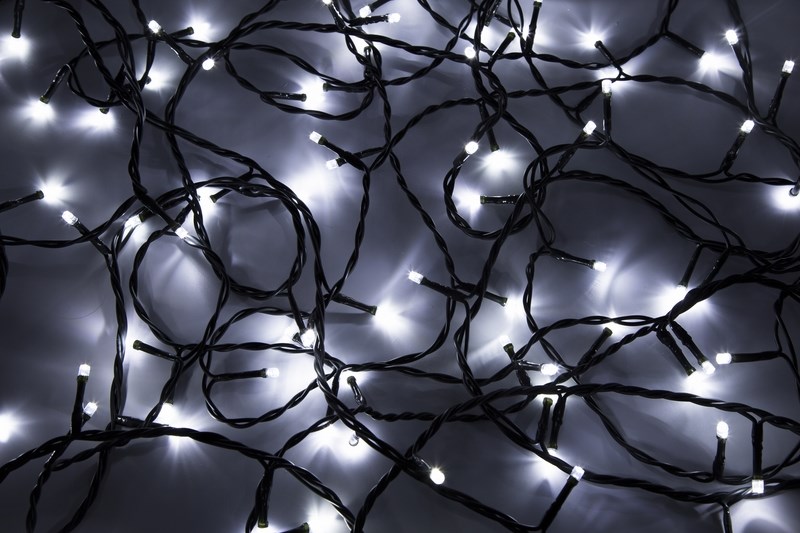 Гирлянда Neon-Night Твинкл Лайт, светодиодная, 100 LED, цвет: черный, белый, мульти, 10 м303-155 Гирлянда Neon-Night Твинкл Лайт, светодиодная, 100 LED, цвет: черный, белый, мульти, 10 м303-155Гирлянду «Твинкл лайт» представляет собой общий провод с последовательно расположенными коротенькими отводами, направленными в разные стороны. На концах этих «отростков» расположены яркие светодиоды. Для создания праздничной светодинамики в общий провод встроен многопрограммный контроллер, который позволяет управлять 8 режимами свечения. Гирлянду «Твинкл лайт» создали в расчете на использование в качестве елочного украшения, в ее семейство входят самые разные гирлянды. Они различаются длиной, цветом и количеством светодиодов. Уличные гирлянды «Твинкл лайт» выпускаются длиной от 6 до 20 метров. Они прекрасно защищены от влаги, что делает их очень практичными. Светодиодные гирлянды имеют бесспорное преимущество перед ламповыми. Ресурс светодиодов составляет 100 000 ч. Благодаря малому энергопотреблению, рекордному ресурсу, высокой яркости, разнообразию и насыщенности цветов свечения они стали весьма привлекательным для потребителей. «Твинкл лайт» используют в качестве елочной гирлянды для украшения как уличных
