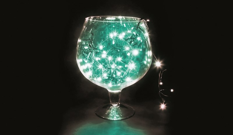 Гирлянда Neon-Night Твинкл Лайт, светодиодная, 100 LED, цвет: черный, бирюзовый, 10 м303-158 Гирлянда Neon-Night Твинкл Лайт, светодиодная, 100 LED, цвет: черный, бирюзовый, 10 м303-158Гирлянду «Твинкл лайт» представляет собой общий провод с последовательно расположенными коротенькими отводами, направленными в разные стороны. На концах этих «отростков» расположены яркие светодиоды. Для создания праздничной светодинамики в общий провод встроен многопрограммный контроллер, который позволяет управлять 8 режимами свечения. Гирлянду «Твинкл лайт» создали в расчете на использование в качестве елочного украшения, в ее семейство входят самые разные гирлянды. Они различаются длиной, цветом и количеством светодиодов. Уличные гирлянды «Твинкл лайт» выпускаются длиной от 6 до 20 метров. Они прекрасно защищены от влаги, что делает их очень практичными. Светодиодные гирлянды имеют бесспорное преимущество перед ламповыми. Ресурс светодиодов составляет 100 000 ч. Благодаря малому энергопотреблению, рекордному ресурсу, высокой яркости, разнообразию и насыщенности цветов свечения они стали весьма привлекательным для потребителей. «Твинкл лайт» используют в качестве елочной гирлянды для украшения как уличных
