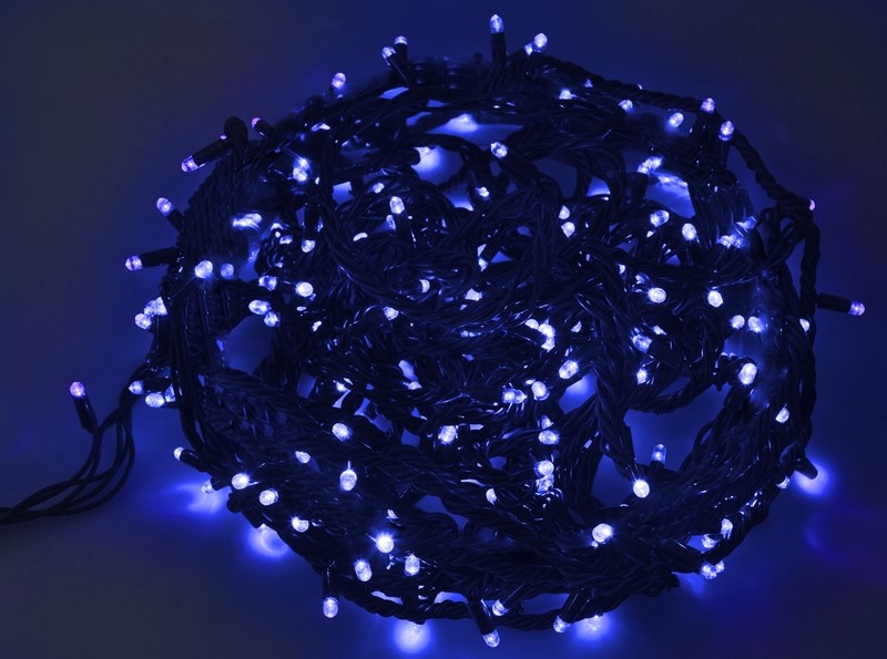 Гирлянда Neon-Night Твинкл Лайт, светодиодная, каучуковый провод, 240 LED, цвет: черный, синий, 20 м303-323 Гирлянда Neon-Night Твинкл Лайт, светодиодная, каучуковый провод, 240 LED, цвет: черный, синий, 20 м303-323Гирлянду «Твинкл лайт» представляет собой общий провод с последовательно расположенными коротенькими отводами, направленными в разные стороны. На концах этих «отростков» расположены яркие светодиоды. Для создания праздничной светодинамики в общий провод встроен многопрограммный контроллер, который позволяет управлять 8 режимами свечения. Гирлянду «Твинкл лайт» создали в расчете на использование в качестве елочного украшения, в ее семейство входят самые разные гирлянды. Они различаются длиной, цветом и количеством светодиодов. Уличные гирлянды «Твинкл лайт» выпускаются длиной от 6 до 20 метров. Они прекрасно защищены от влаги, что делает их очень практичными. Светодиодные гирлянды имеют бесспорное преимущество перед ламповыми. Ресурс светодиодов составляет 100 000 ч. Благодаря малому энергопотреблению, рекордному ресурсу, высокой яркости, разнообразию и насыщенности цветов свечения они стали весьма привлекательным для потребителей. «Твинкл лайт» используют в качестве елочной гирлянды для украшения как уличных, так и домашних елей. Также гирлянда широко применяется для оформления различных витрин, окон, колонн, элементов интерьера и разнообразных экспозиций.Данная гирлянда имеет длину 20 м, синий цвет свечения светодиодов.