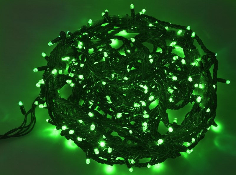 Гирлянда Neon-Night Твинкл Лайт, светодиодная, каучуковый провод, 240 LED, цвет: черный, зеленый, 20 м303-324 Гирлянда Neon-Night Твинкл Лайт, светодиодная, каучуковый провод, 240 LED, цвет: черный, зеленый, 20 м303-324Гирлянду «Твинкл лайт» представляет собой общий провод с последовательно расположенными коротенькими отводами, направленными в разные стороны. На концах этих «отростков» расположены яркие светодиоды. Для создания праздничной светодинамики в общий провод встроен многопрограммный контроллер, который позволяет управлять 8 режимами свечения. Гирлянду «Твинкл лайт» создали в расчете на использование в качестве елочного украшения, в ее семейство входят самые разные гирлянды. Они различаются длиной, цветом и количеством светодиодов. Уличные гирлянды «Твинкл лайт» выпускаются длиной от 6 до 20 метров. Они прекрасно защищены от влаги, что делает их очень практичными. Светодиодные гирлянды имеют бесспорное преимущество перед ламповыми. Ресурс светодиодов составляет 100 000 ч. Благодаря малому энергопотреблению, рекордному ресурсу, высокой яркости, разнообразию и насыщенности цветов свечения они стали весьма привлекательным для потребителей. «Твинкл лайт» используют в качестве елочной гирлянды для украшения как уличных, так и домашних елей. Также гирлянда широко применяется для оформления различных витрин, окон, колонн, элементов интерьера и разнообразных экспозиций.Данная гирлянда имеет длину 20 м, зеленый цвет свечения светодиодов.
