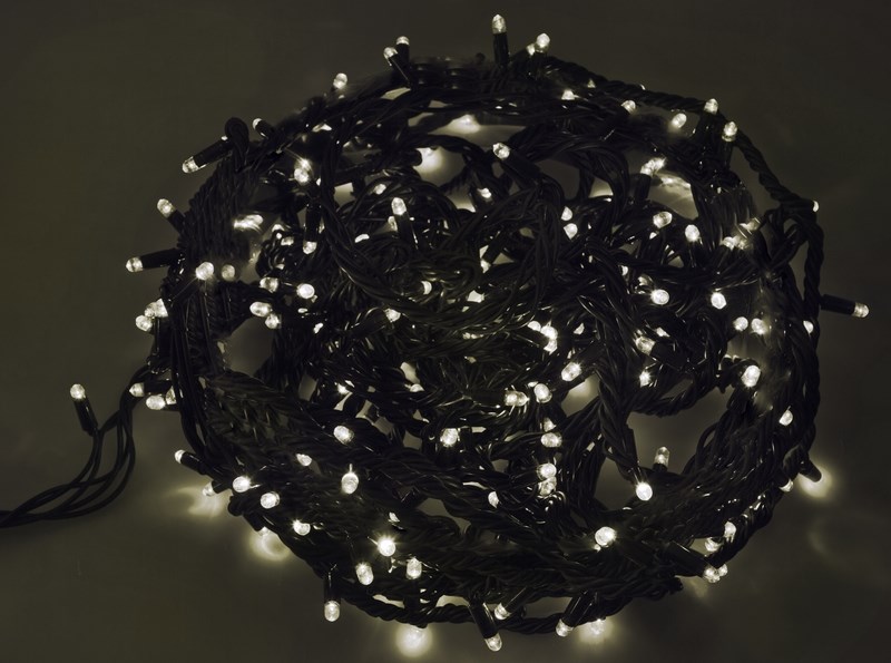 Гирлянда Neon-Night Твинкл Лайт, светодиодная, каучуковый провод, 240 LED, цвет: черный, белый, 20 м303-325 Гирлянда Neon-Night Твинкл Лайт, светодиодная, каучуковый провод, 240 LED, цвет: черный, белый, 20 м303-325Гирлянду «Твинкл лайт» представляет собой общий провод с последовательно расположенными коротенькими отводами, направленными в разные стороны. На концах этих «отростков» расположены яркие светодиоды. Для создания праздничной светодинамики в общий провод встроен многопрограммный контроллер, который позволяет управлять 8 режимами свечения. Гирлянду «Твинкл лайт» создали в расчете на использование в качестве елочного украшения, в ее семейство входят самые разные гирлянды. Они различаются длиной, цветом и количеством светодиодов. Уличные гирлянды «Твинкл лайт» выпускаются длиной от 6 до 20 метров. Они прекрасно защищены от влаги, что делает их очень практичными. Светодиодные гирлянды имеют бесспорное преимущество перед ламповыми. Ресурс светодиодов составляет 100 000 ч. Благодаря малому энергопотреблению, рекордному ресурсу, высокой яркости, разнообразию и насыщенности цветов свечения они стали весьма привлекательным для потребителей. «Твинкл лайт» используют в качестве елочной гирлянды для украшения как уличных, так и домашних елей. Также гирлянда широко применяется для оформления различных витрин, окон, колонн, элементов интерьера и разнообразных экспозиций.Данная гирлянда имеет длину 20 м, белый цвет свечения светодиодов.