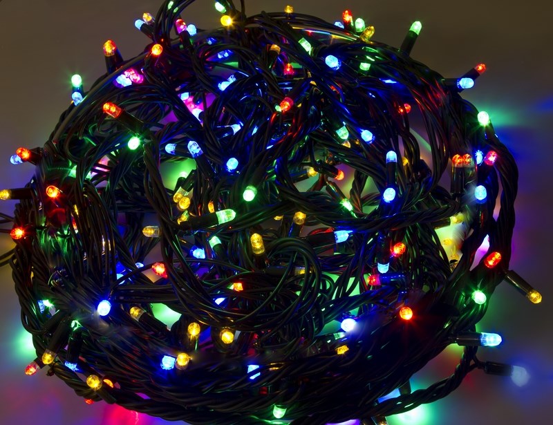 Гирлянда Neon-Night Твинкл Лайт, светодиодная, каучуковый провод, 240 LED, цвет: черный, мульти, 20 м303-329 Гирлянда Neon-Night Твинкл Лайт, светодиодная, каучуковый провод, 240 LED, цвет: черный, мульти, 20 м303-329Гирлянду «Твинкл лайт» представляет собой общий провод с последовательно расположенными коротенькими отводами, направленными в разные стороны. На концах этих «отростков» расположены яркие светодиоды. Для создания праздничной светодинамики в общий провод встроен многопрограммный контроллер, который позволяет управлять 8 режимами свечения. Гирлянду «Твинкл лайт» создали в расчете на использование в качестве елочного украшения, в ее семейство входят самые разные гирлянды. Они различаются длиной, цветом и количеством светодиодов. Уличные гирлянды «Твинкл лайт» выпускаются длиной от 6 до 20 метров. Они прекрасно защищены от влаги, что делает их очень практичными. Светодиодные гирлянды имеют бесспорное преимущество перед ламповыми. Ресурс светодиодов составляет 100 000 ч. Благодаря малому энергопотреблению, рекордному ресурсу, высокой яркости, разнообразию и насыщенности цветов свечения они стали весьма привлекательным для потребителей. «Твинкл лайт» используют в качестве елочной гирлянды для украшения как уличных, так и домашних елей. Также гирлянда широко применяется для оформления различных витрин, окон, колонн, элементов интерьера и разнообразных экспозиций.Данная гирлянда имеет длину 20 м, цвет свечения светодиодов мультиколор.