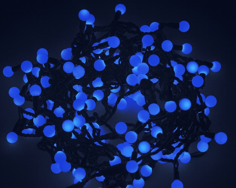 Гирлянда Neon-Night Шарики, светодиодная, 200 LED, диаметр 17,5 мм, цвет: черный, синий, 20 м303-503 Гирлянда Neon-Night Шарики, светодиодная, 200 LED, диаметр 17,5 мм, цвет: черный, синий, 20 м303-503Гирлянда LED шарики представляет собой электрический шнур, имеющий длину 10 или 20 м, на котором располагаются сверх яркие светодиодные лампы, изготовленные в виде шариков с диаметром 1,3-1,75 см. Светодиоды по сравнению с миниатюрными лампами накаливания имеют целый ряд существенных преимуществ. Их отличает чистое и яркое свечение, огромный ресурс, прочность, незначительное потребление энергии, надежность.Гирлянда LED шарики великолепно подходит для украшения витрин магазинов, помещений, больших интерьерных и уличных елок, превращая их в настоящие произведения искусства. Благодаря хорошей влагозазищенности гирлянду можно использовать как в помещении, так и на улице.Данная гирлянда имеет синий цвет свечения светодиодов.