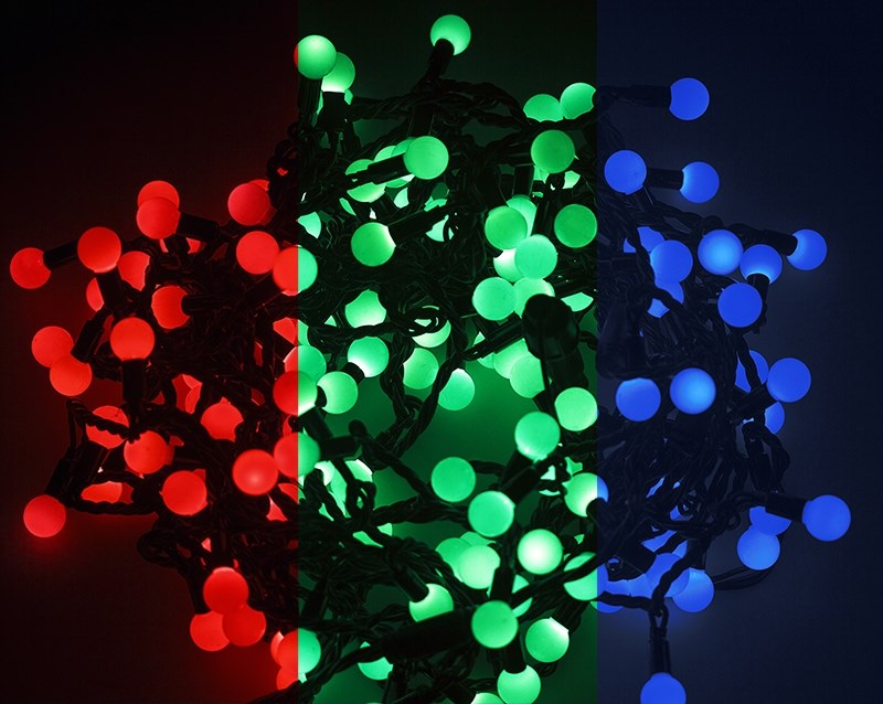 Гирлянда Neon-Night Шарики, светодиодная, 80 LED, диаметр 23 мм, 10 м303-519 Гирлянда Neon-Night Шарики, светодиодная, 80 LED, диаметр 23 мм, 10 м303-519Гирлянда LED - шарики представляет собой электрический шнур, имеющий длину 10 или 20 м, на котором располагаются сверх яркие светодиодные лампы, изготовленные в виде шариков с диаметром 1,3-4,5см. Светодиоды по сравнению с миниатюрными лампами накаливания имеют целый ряд существенных преимуществ. Их отличает чистое и яркое свечение, огромный ресурс, прочность, незначительное потребление энергии, надежность. Гирлянда LED - шарики обладает эффектом смены цветов. Такая гирлянда позволяет получить неповторимые светодинамические картины, коренным образом отличающиеся от существующих сегодня типов световых эффектов.Гирлянда LED - шарики великолепно подходит для украшения витрин магазинов, помещений, больших интерьерных и уличных елок, превращая их в настоящие произведения искусства. Благодаря хорошей влагозащищенности гирлянду можно использовать как в помещении, так и на улице.Данная гирлянда имеет длину 10м. на которой равномерно расположены 80 шариков диаметром 23мм с цветом свечения RGB.