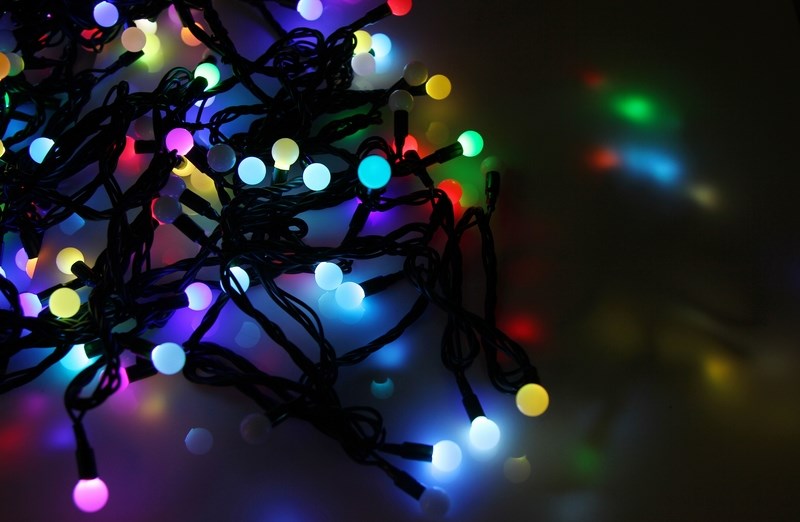 Гирлянда Neon-Night Шарики, светодиодная, 80 LED, диаметры 23 мм, 17,5 мм, 45 мм, 10 м303-589 Гирлянда Neon-Night Шарики, светодиодная, 80 LED, диаметры 23 мм, 17,5 мм, 45 мм, 10 м303-589Гирлянда LED - шарики представляет собой электрический шнур, имеющий длину 10 или 20 м, на котором располагаются сверх яркие светодиодные лампы, изготовленные в виде шариков с диаметром 1,3-4,5см. Светодиоды по сравнению с миниатюрными лампами накаливания имеют целый ряд существенных преимуществ. Их отличает чистое и яркое свечение, огромный ресурс, прочность, незначительное потребление энергии, надежность. Гирлянда LED - шарики обладает эффектом смены цветов. Такая гирлянда позволяет получить неповторимые светодинамические картины, коренным образом отличающиеся от существующих сегодня типов световых эффектов.Гирлянда LED - шарики великолепно подходит для украшения витрин магазинов, помещений, больших интерьерных и уличных елок, превращая их в настоящие произведения искусства. Благодаря хорошей влагозащищенности гирлянду можно использовать как в помещении, так и на улице.Данная гирлянда имеет длину 10м. на которой равномерно расположены 80 шариков диаметром 45мм, 23мм, 17,5мм с цветом свечения RGB.